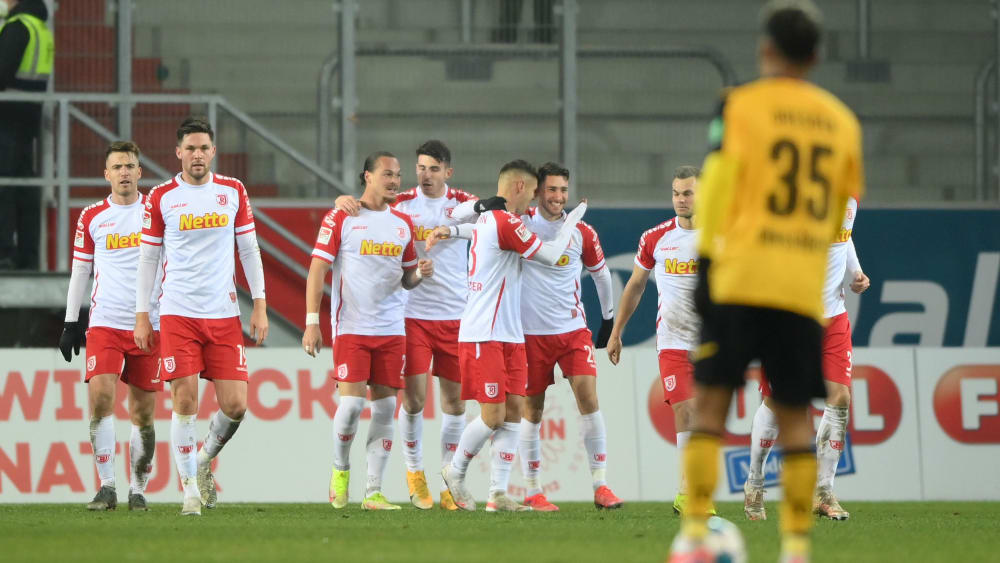 Jubel in Rot und Weiß: Regensburg feiert gegen Dresden das Tor zum finalen 3:1.