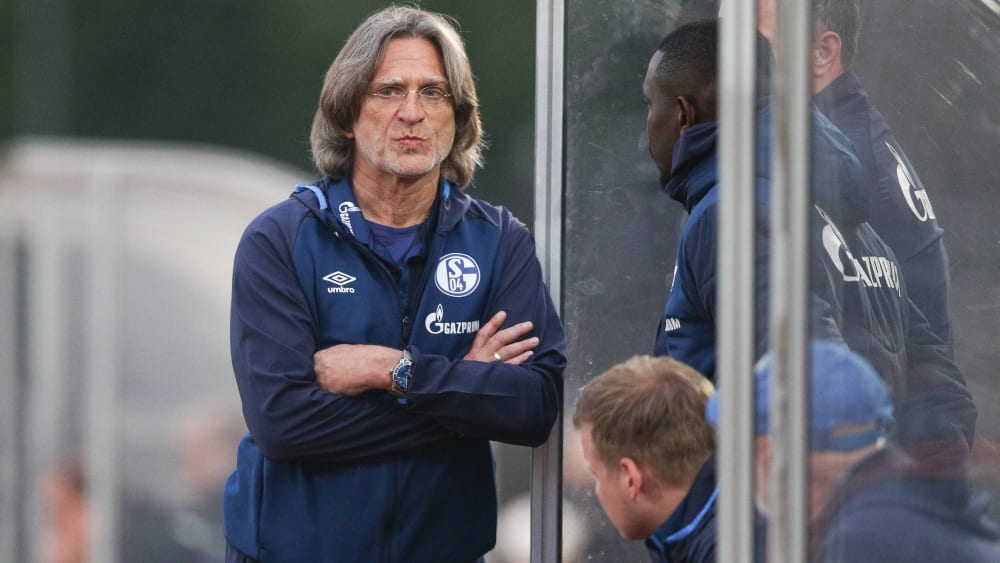 Wieder mal mit dabei: Schalke-Coach Norbert Elgert.