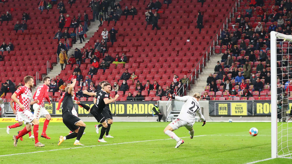 Ausgleich: Kölns Salih Özcan (#6) überwindet den Mainzer Torwart Robin Zentner und trifft zum 1:1.