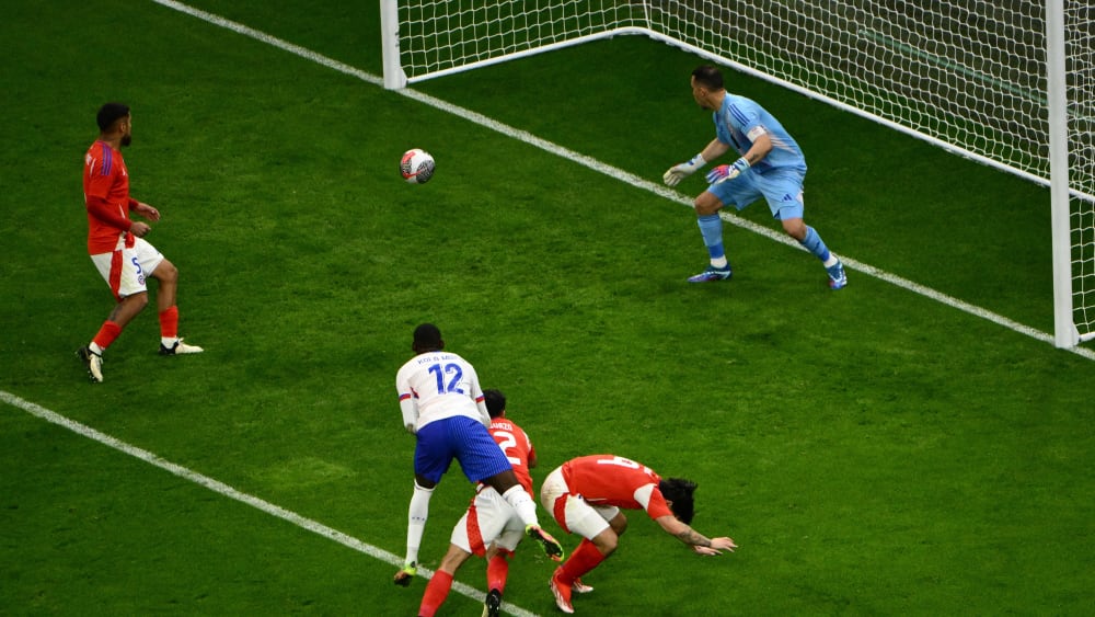 Kolo Muani nickt ein. Der ehemalige Frankfurter erzielte das zwischenzeitliche 2:1 gegen Chile.