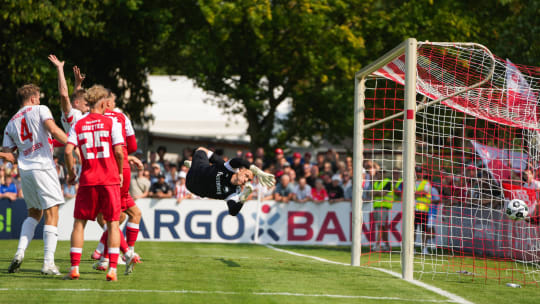 Leonardo Scienza eröffnet mit einem feinen Schlenzer ins rechte Eck.