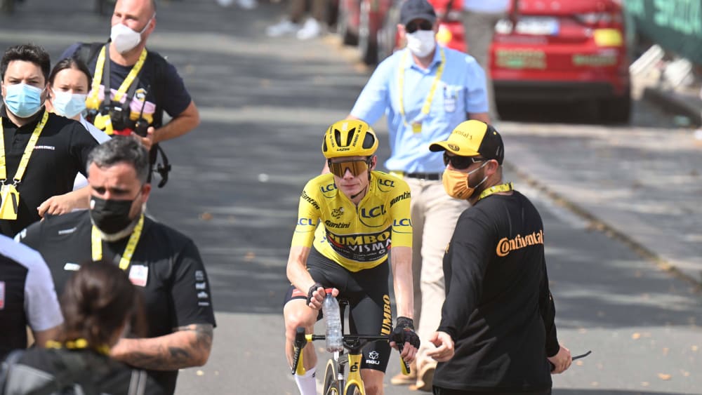 Bei der Tour de France tragen Medienvertreter und Teammitglieder weiter Masken, wenn sie Kontakt mit den Fahrern wie Jonas Vingegaard (Mi.) haben.