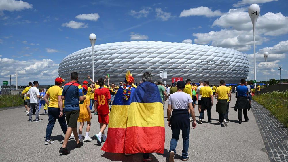 Rumänische Fans vor der Münchner Arena