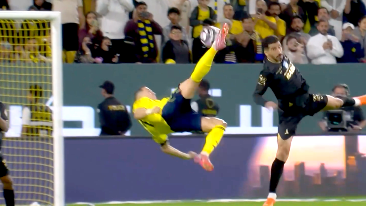 Unglaublicher-Fallr-ckzieher-aus-elf-Metern-Cristiano-Ronaldo-kann-es-noch