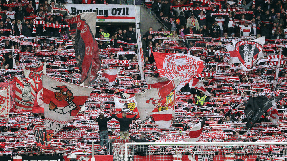Im Fokus: Die VfB-Fans brannten im Heimspiel gegen Augsburg Pyrotechnik ab.