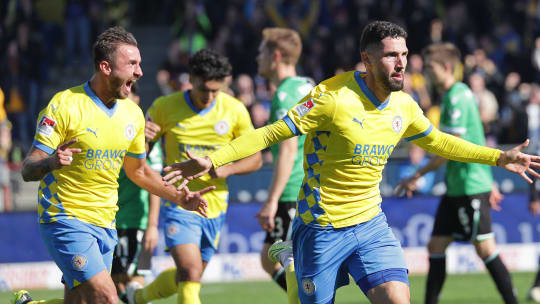 Fabio Kaufmann (re.) brachte die Löwen mit einem schönen Volley in Führung.