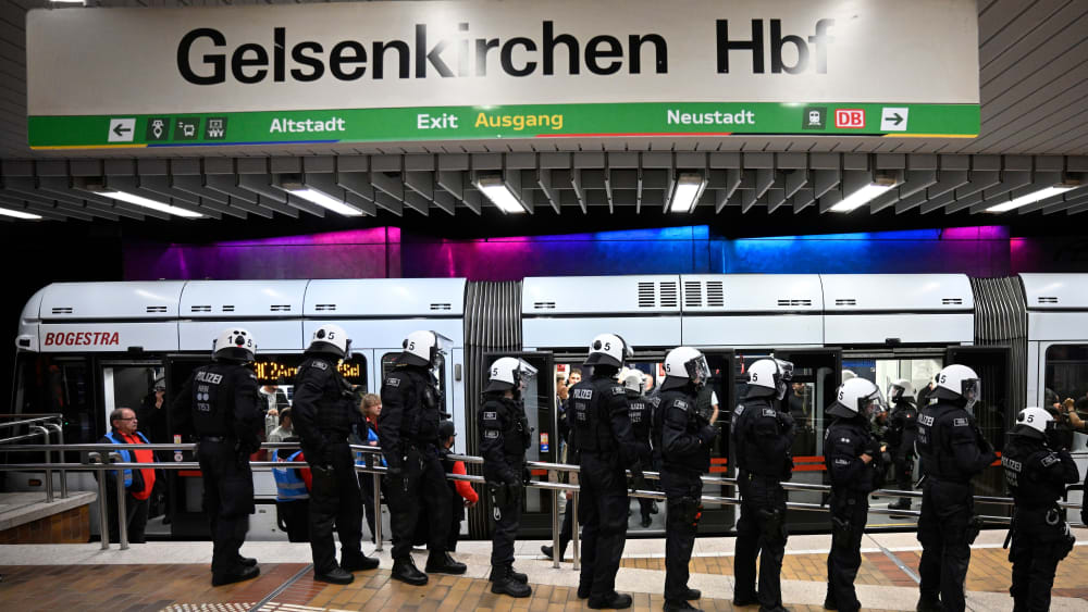 Nach dem Spiel herrschte am Bahnhof Gelsenkirchen&nbsp; bei vielen Anhängern Verzweiflung vor.