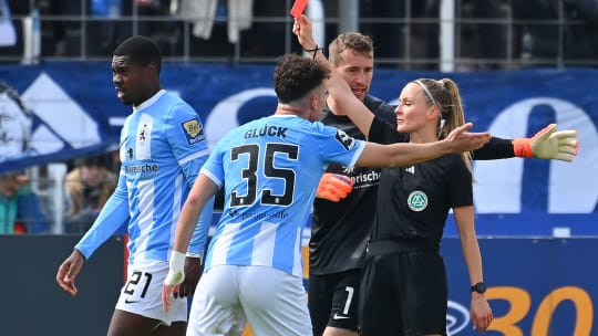 Schiedsrichterin Fabienne Michel schickt Leroy Kwadwo (li.) vom Platz.