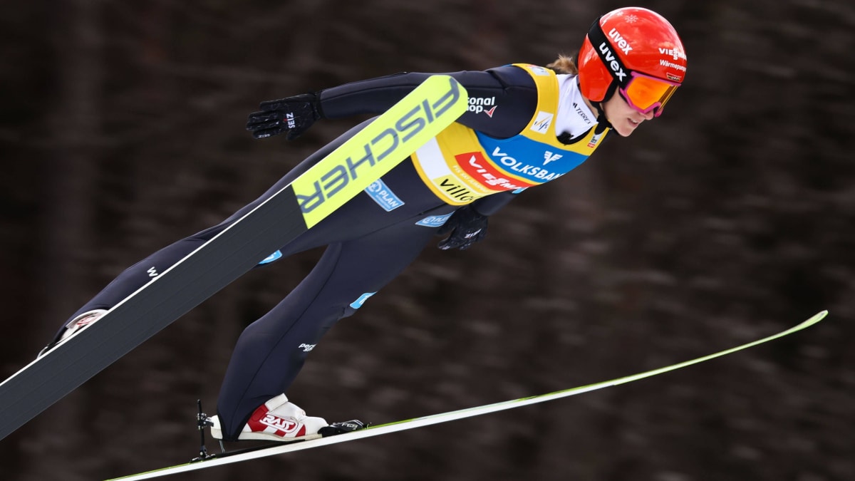 Skispringerin-Schmid-in-Villach-erneut-auf-dem-Podest