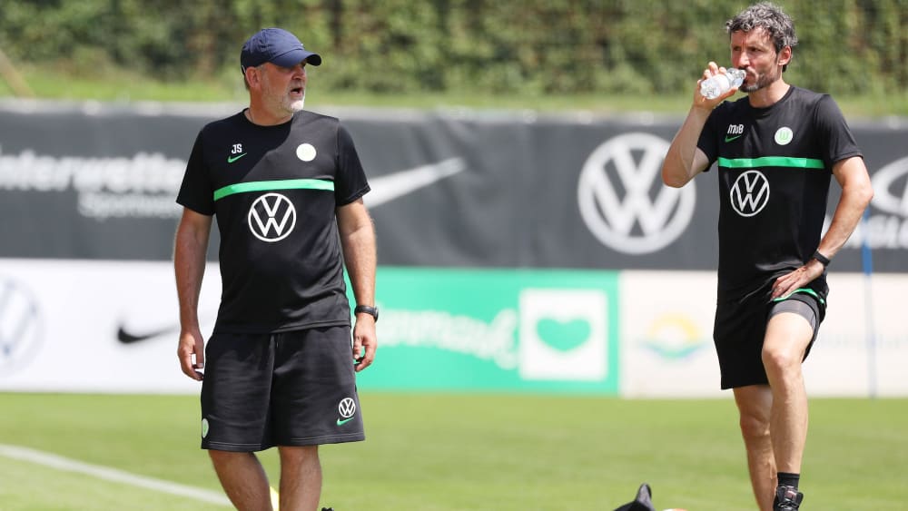 Wolfsburgs Boss Jörg Schmadtke (li.) hat Mark van Bommel nach neun Bundesliga-Spieltagen entlassen.