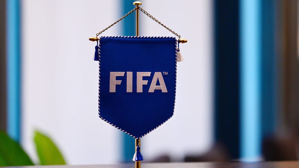 Der Weltverband FIFA hat nach dem russischen Angriff auf die Ukraine erste Sanktionen verhängt.