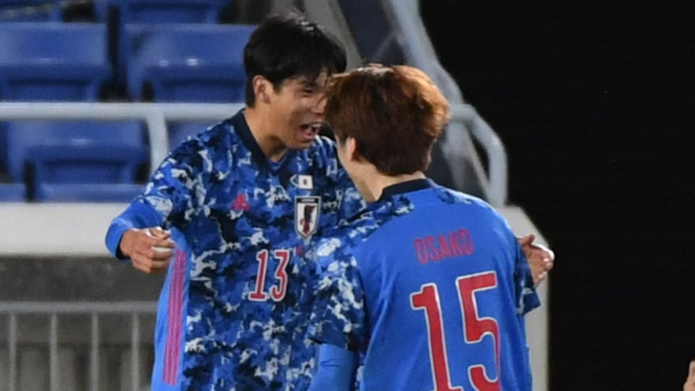 Freude &#252;bers 1:0: Torsch&#252;tze Miki Yamane und Vorlagengeber Yuya Osako (re.).