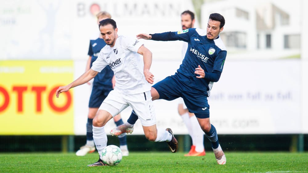 Nicht zu stoppen: Der SV Rödinghausen (weiß) setzte sich gegen den FC Gütersloh durch.