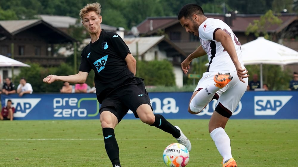 Hoffenheims Marco John (l.) im Testspiel gegen Salernitana.