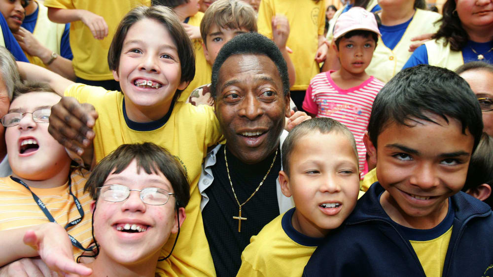 Nicht nur in Brasilien verehrt: Pelé, hier 2006 bei der Eröffnung eines Kinder-Krankenhauses in Curitiba.