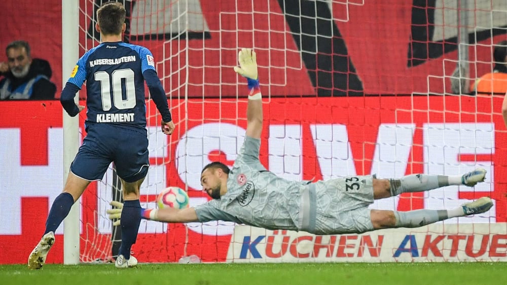 Moment der Entscheidung: Philipp Klement (li.) trifft Sekunden vor Schluss vom Punkt zum 2:1-Siegtreffer gegen Düsseldorf.