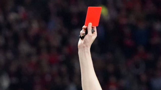 Rote Karte mit Folgen: In der Landesliga überschritten einige Zuschauer sämtliche Grenzen.