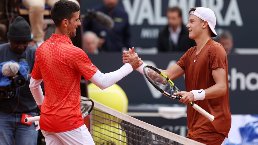 Schlug die Nummer eins und steht im Halbfinale von Rom: Holger Rune (re.) gegen Novak Djokovic.