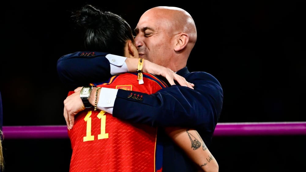 Luis Rubiales küsste Jennifer Hermoso bei der Siegerehrung der WM 2023 auf den Mund.