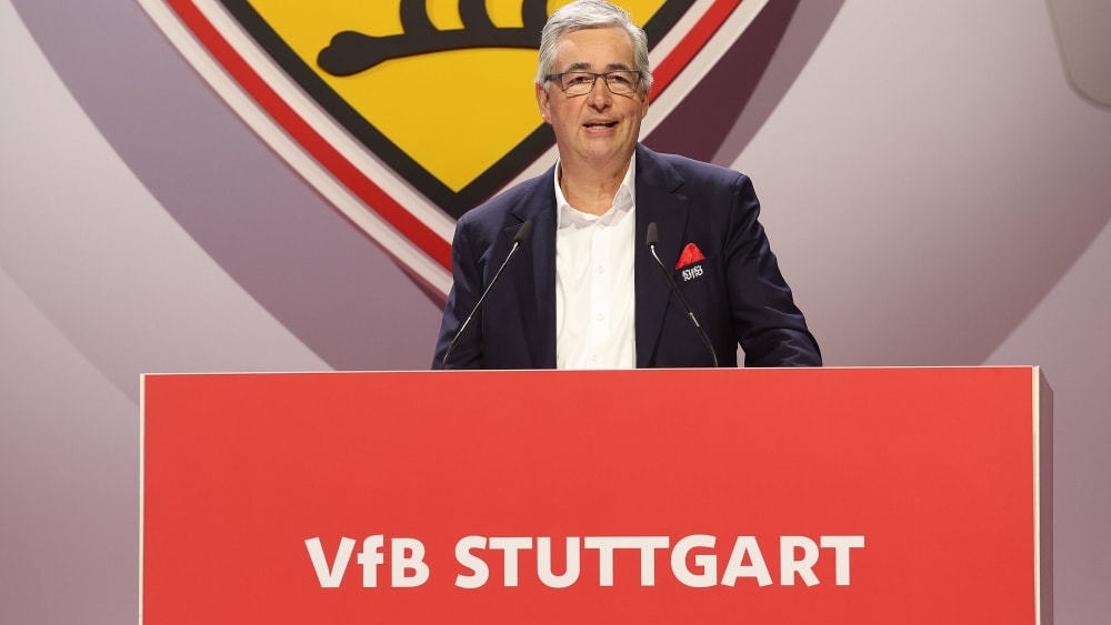 VfB-Aufsichtsratsvorsitzende und e.V.-Präsident Dietmar Allgaier spricht mit Porsche.