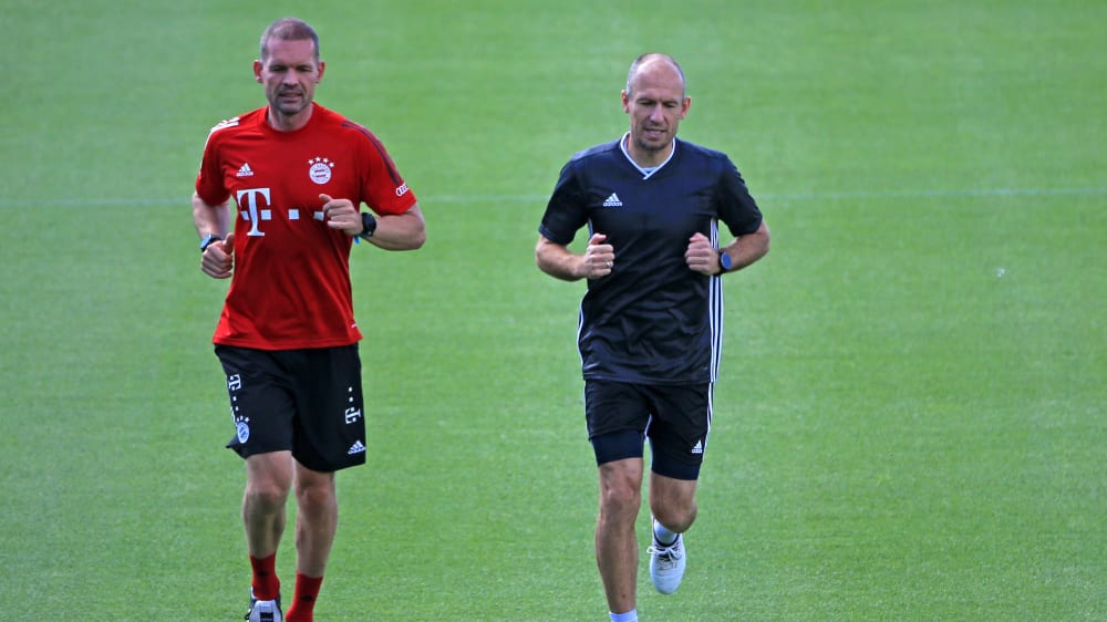 Ein Bild aus dem Juni 2020: Arjen Robben (r.) dreht mit Bayerns Fitness-Chef Dr. Holger Broich ein paar Runden.