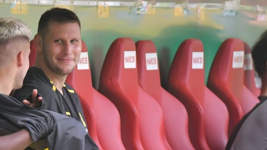 Entspannt auf der Bank: Niklas Süle nach seiner frühen Auswechslung im Pokal in Mainz. 