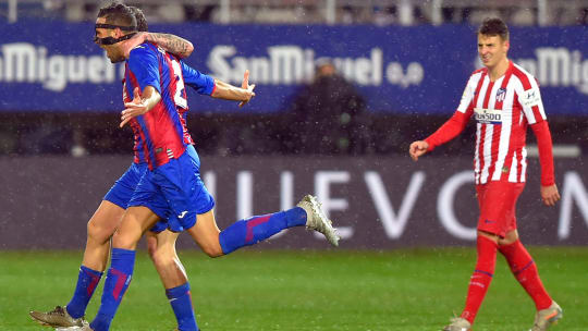 Frühe Führung: Eibar bejubelt das 1:0 durch Innenverteidiger Burgos (li.).