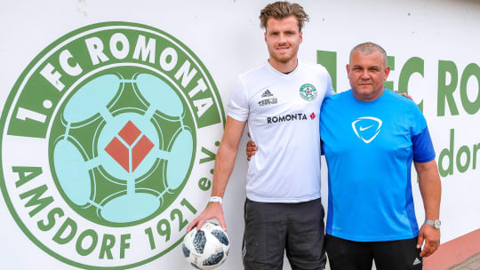 Wird sich bald einem neuen Logo verpflichtet fühlen: Farih Kadic (rechts) verlässt Mitte November den 1. FC Romonta Amsdorf und geht zum VfL Halle.