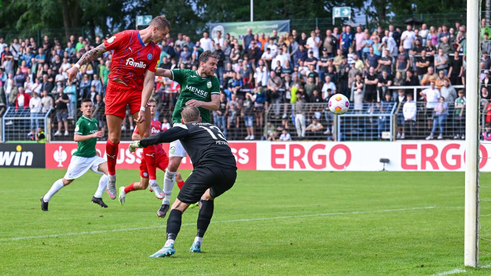 Die Entscheidung: Holmbert Aron Fridjonsson (li.) trifft in der 1. Runde des DFB-Pokals 2023 zum 2:0 für Kiel.