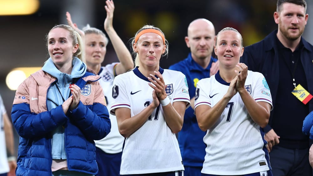Un biglietto live per i campioni in carica: l'Inghilterra festeggia la qualificazione agli Europei dopo aver battuto la Svezia.