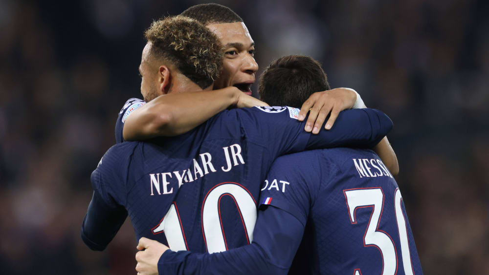 Neymar, Kylian Mbappé und Lionel Messi (v. li. n. re.) jubeln.