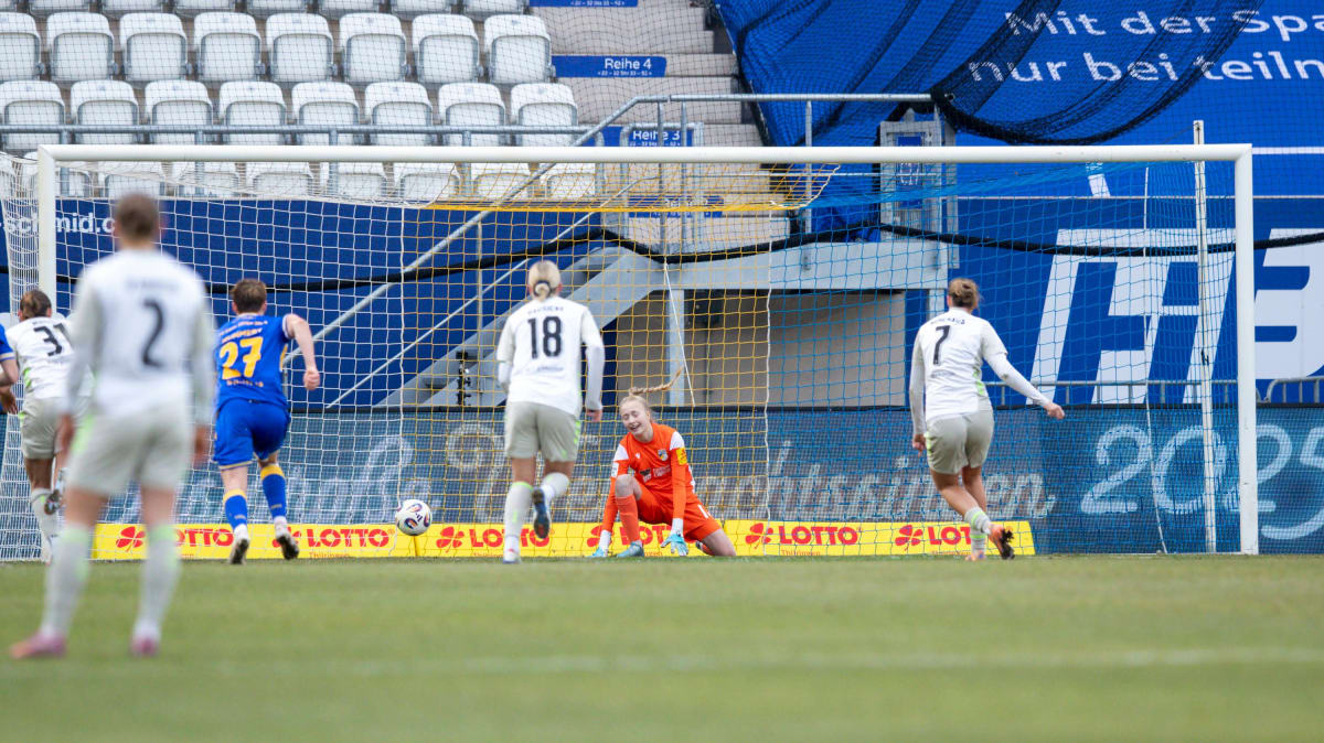 kollision-im-strafraum-schlusslicht-jena-vom-punkt-geschlagen
