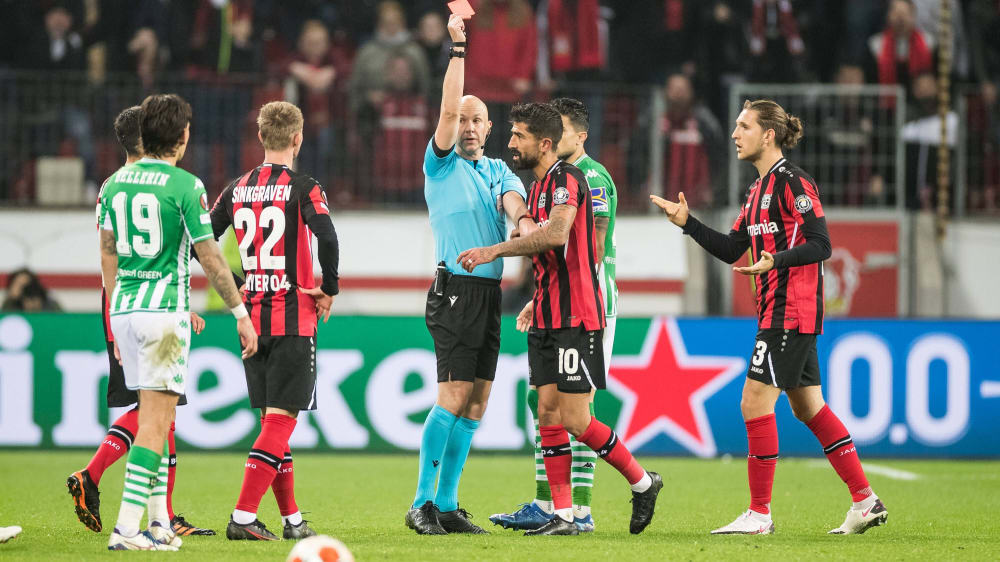Schiedsrichter Anthony Taylor zeigt Leverkusens Mittelfeldspieler Kerem Demirbay (#10) die Rote Karte.