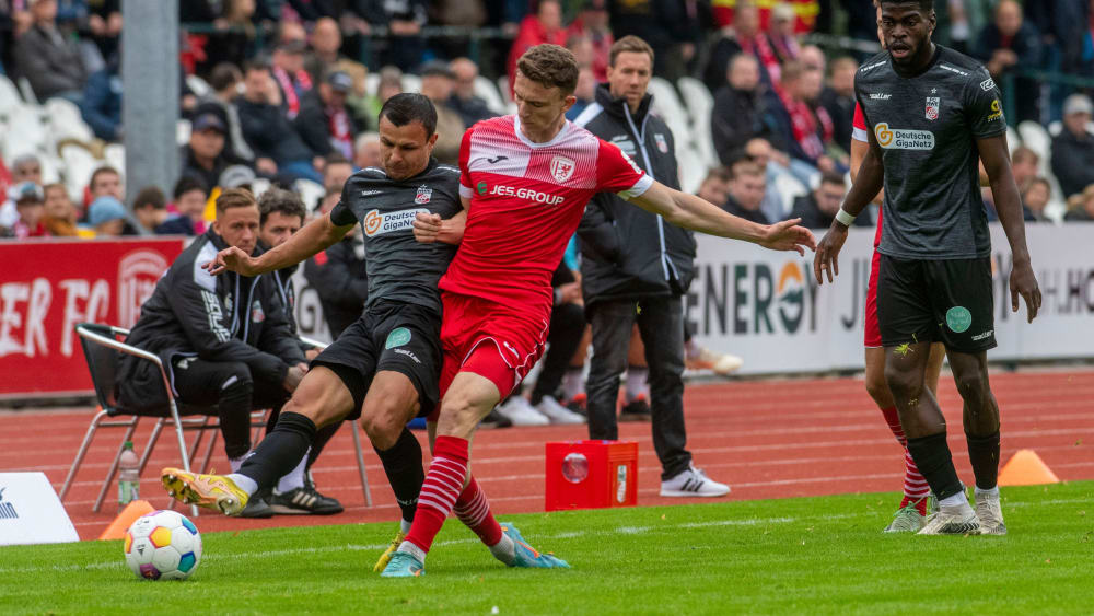 Andrej Startsev (FC Rot Weiß Erfurt, li.) gegen Jonas Marx (Greifswalder FC): Einen Sieger gab es im Topspiel nicht.
