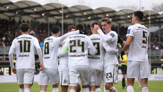 Elversberger Jubel: Der Aufsteiger schlug Paderborn mit 4:1 und klettert in der Tabelle.