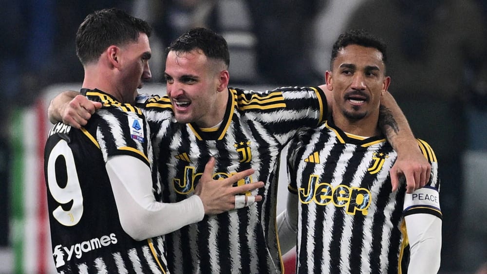 Freude pur: Vlahovic, Gatti und Bremer (v.li.) bejubeln das 1:0.