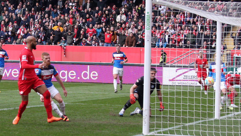 Die Entscheidung auf dem Betzenberg: Terrence Boyd (li.) erzielt das 2:1.