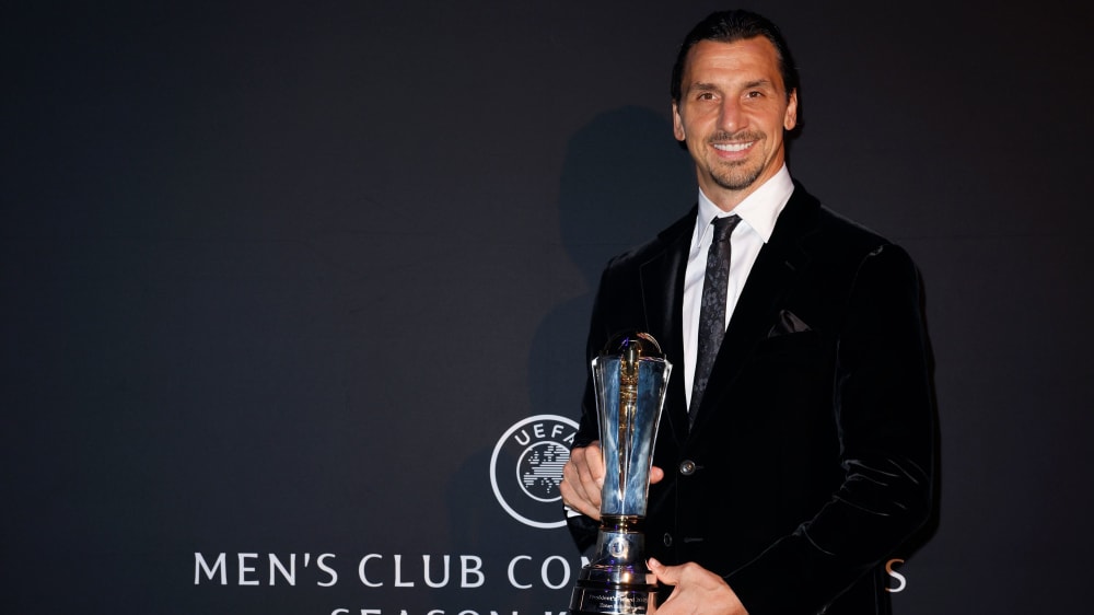 Zlatan Ibrahimovic am Donnerstag in Monaco mit dem UEFA President's Award.