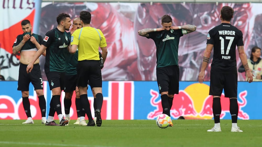 Werder Bremen ärgert sich über die späte Niederlage in Leipzig.