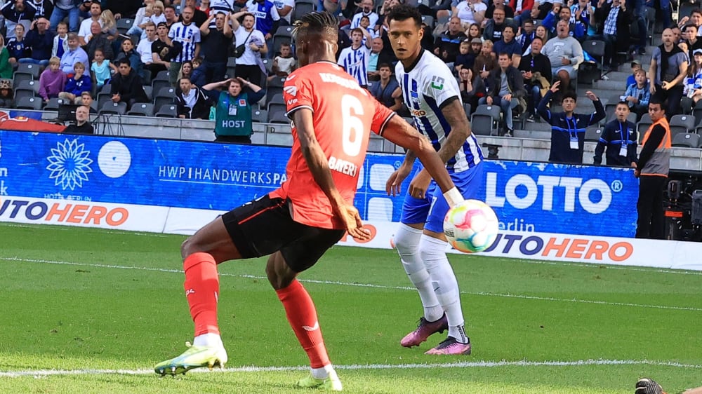 Leverkusens Odilon Kossounou blockte gegen Hertha einen Schuss mit dem rechten Arm. Elfmeter gab es dafür aber nicht.