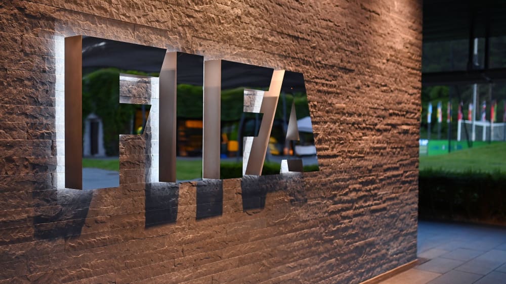 Die FIFA (Fédération Internationale de Football Association) trägt die Klub-WM 2025 mit 32 Teams aus.