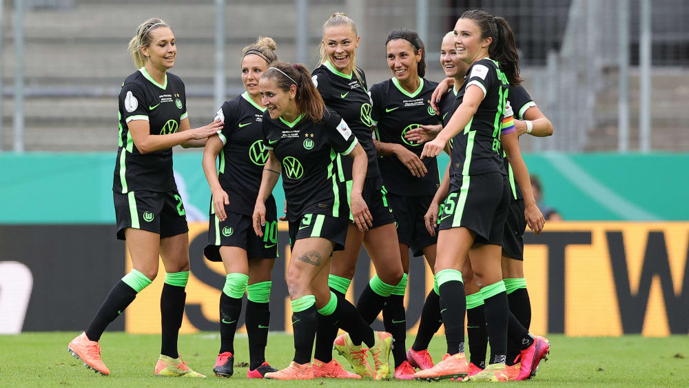 Gewannen den Pokal zum sechsten Mal in Serie: Die Spielerinnen des VfL Wolfsburg.