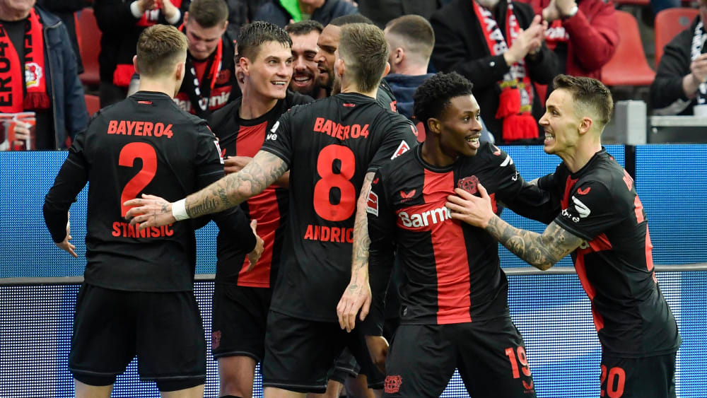 Leverkusener Jubeltraube nach dem dramatischen Sieg gegen Hoffenheim.