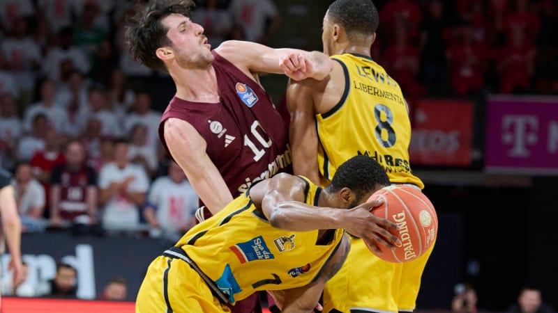 2024-05-18 20240518 Playoffs FCBB-LUD_120, Deutsche Basketball Bundesliga (DBBL) BOLMARO Leandro (FC Bayern Basketball 10), BUIE Desure (MHP RIESEN Ludwigsburg 07), LEWIS Jaren (MHP RIESEN Ludwigsburg 08), Bundesliga 1, Saison 2023 2024, Playoffs sportworld München BMW Park Bayern Deutschland *** 2024 05 18 20240518 Playoffs FCBB LUD 120, German Basketball Bundesliga DBBL BOLMARO Leandro FC Bayern Basketball 10 , BUIE Desure MHP RIESEN Ludwigsburg 07 , LEWIS Jaren MHP RIESEN Ludwigsburg 08 , Bundesliga 1, Season 2023 2024, Playoffs sportworld Munich BMW Park Bayern Germany