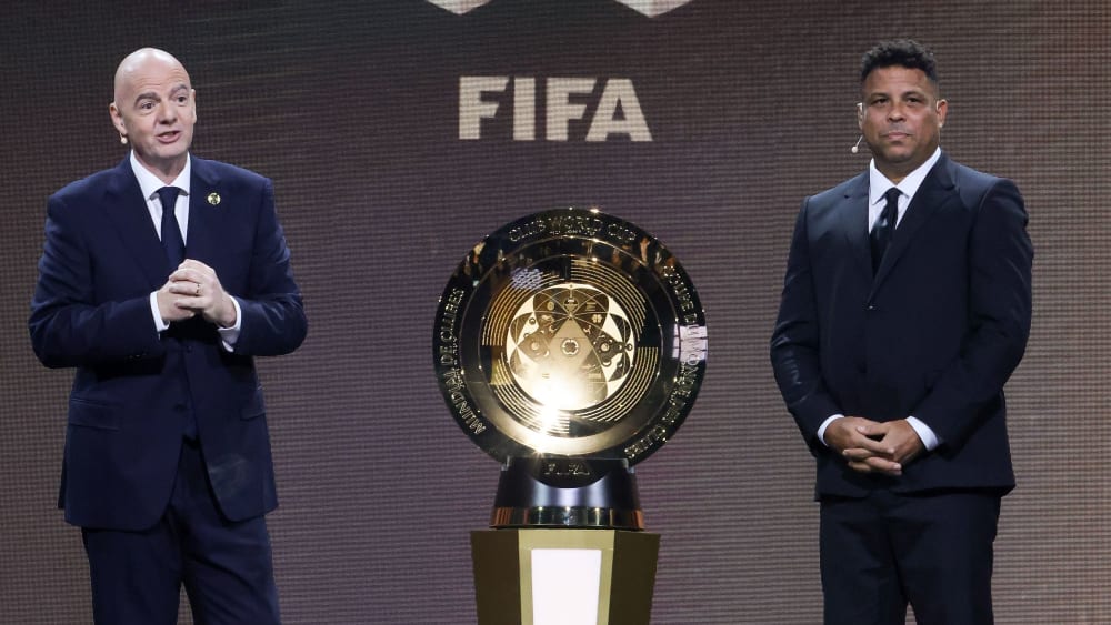 Gianni Infantino (links). und Ronaldo überreichen die neue Klub-WM-Trophäe.