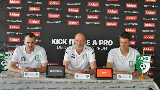 Das Klingenbacher Trio auf der Pressekonferenz vor KICK IT LIKE A PRO: Tormann Stefan Schuller, Trainer Wolfgang Hatzl und Stürmer Marco Laubner (v.l.n.r.).