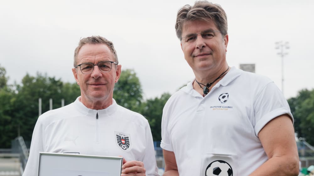 Ralf Rangnick erhält den Award von Roland Bischof, Präsident des Deutscher Fußball Botschafter e.V.