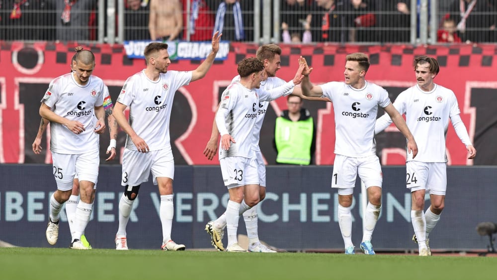 Marschieren weiter Richtung Bundesliga: St. Paulis Torschütze Johannes Eggestein (2. v.r.) und seine Teamkollegen.