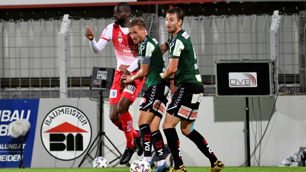 Christopher Bibaku (links, noch im Trikot des SK Vorwaerts Steyr) verstärkt den Angriff von Eintracht Trier.