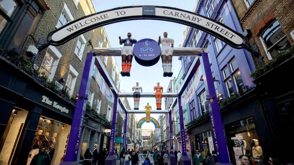 Werbung in der Carnaby Street: Die EM der Frauen wirft auch in London ihre Schatten voraus.